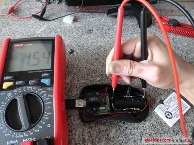 創意無極限 為無線鼠標換上內置充電電池，實現通電狀態下的便捷維護與電壓測量